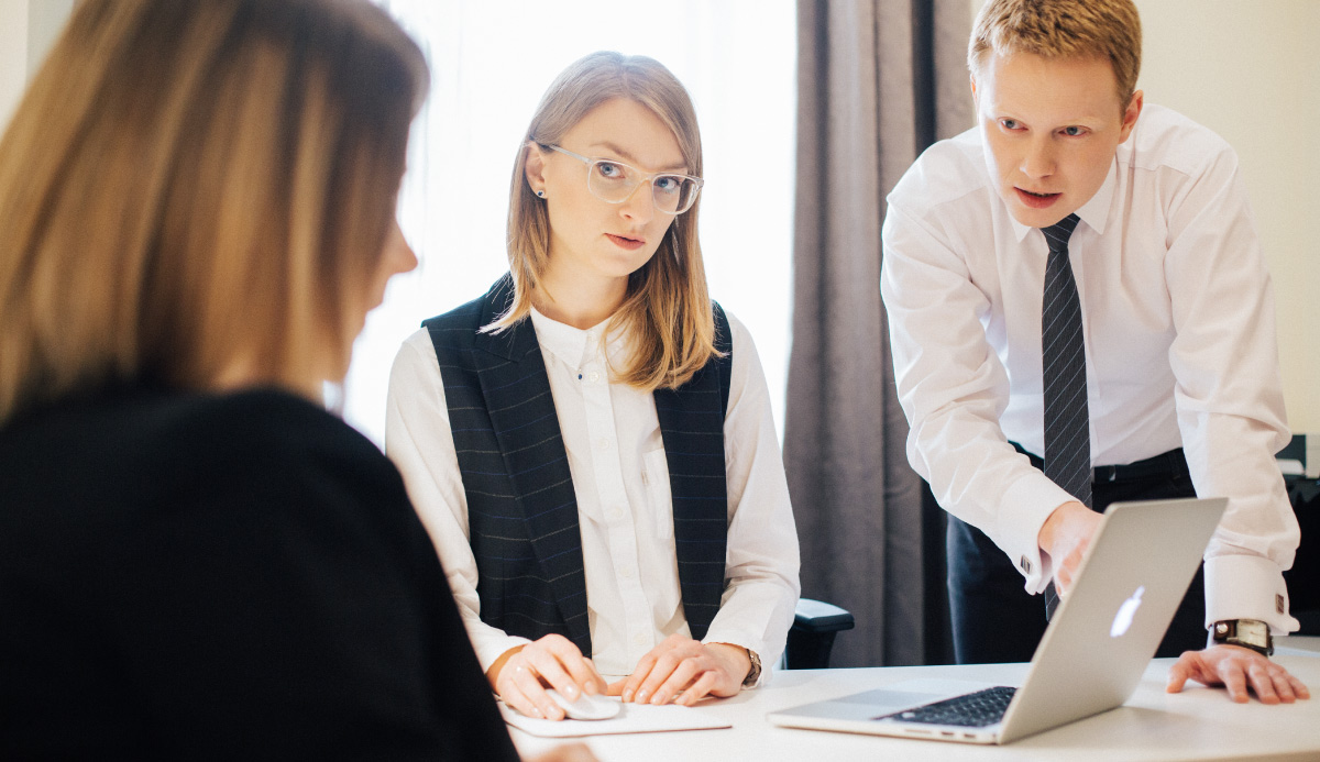 Adwokaci podczas rozmowy nad sprawą